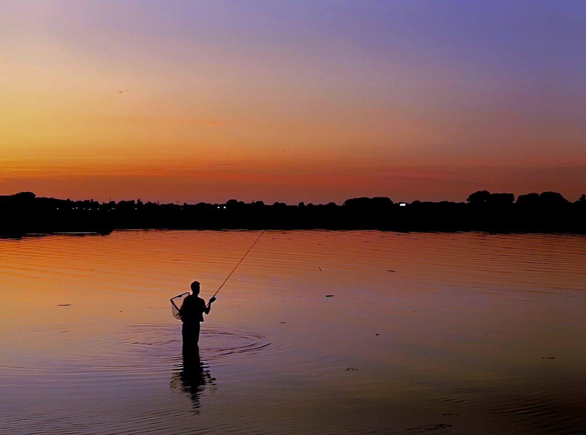 adamacraig's tweet photo. Fly-fishing at sunset #flyfishing #sunset #dorset #christchurchharbour #iphonography #dop #lightingcameraop #alwaysfilming https://t.co/6qnUvZBYua