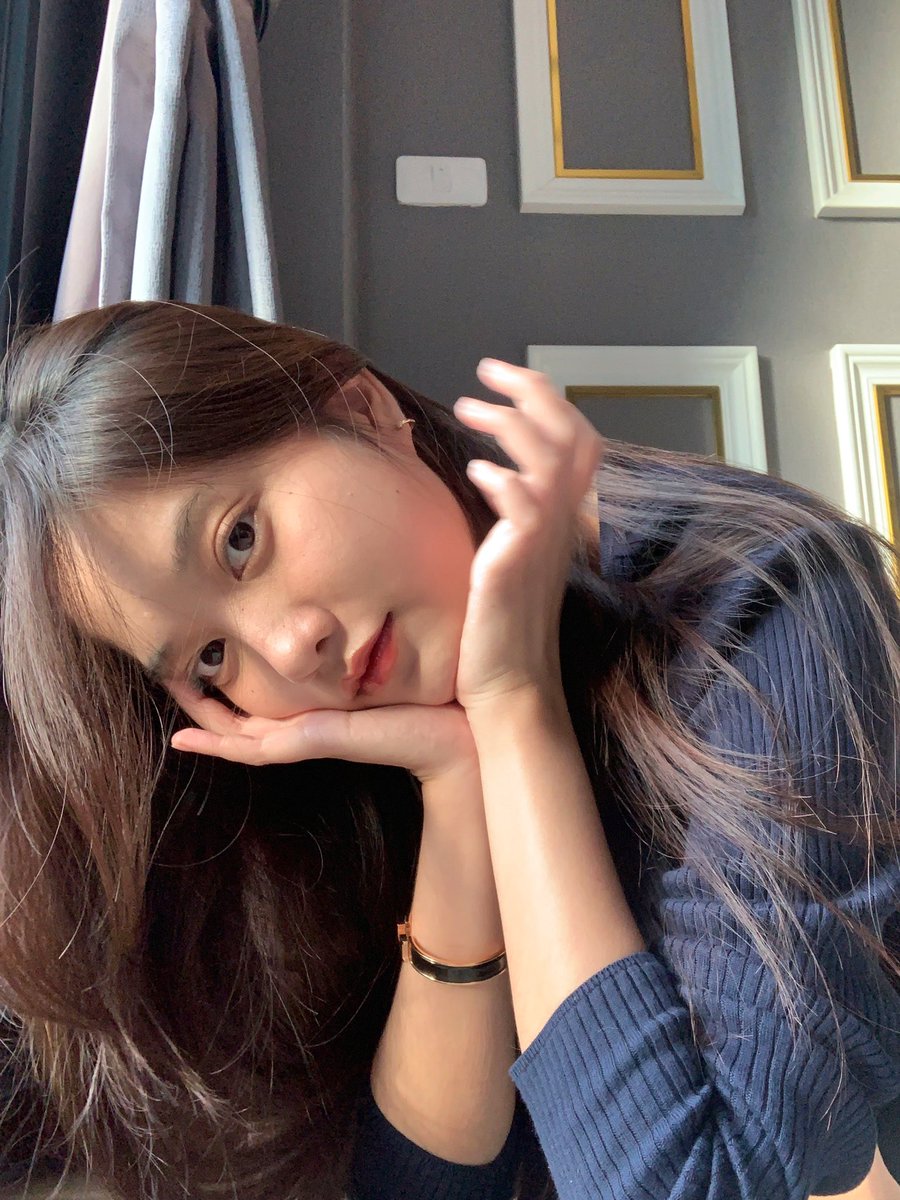 srchafreen's tweet photo. มุแง้มุแดง 50k แล้วติ 🥹
หวังว่าวันนี้และทุกๆวันจะเป็นวันที่ดีของทุกคน ถ้าวันไหนที่โลกไม่สดใสฟรีนจะยิ้มให้อยู่ตรงนี้นะคะ อยู่ข้างๆกันไปเรื่อยๆเลยนะ เบิ้บบูววค่ะ 🦋✨🌷💘
#srchafreen https://t.co/9ZLwYeAdm2
