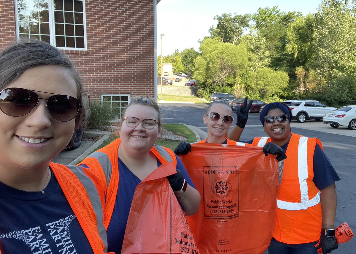 smsteam1's tweet photo. Last week, Katlyn, Hannah, Amy, and Florissa cleaned up our Adopt-A-Spot on Gray Oak Drive! Thanks ladies for keeping this place clean!
#AdoptASpot
#12MonthsOfGiving https://t.co/j2IXOMwATR