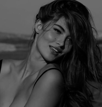 ⠀
                             𝓤ne 𝐜𝐚𝐫𝐞𝐬𝐬𝐞 l’étend 
                           jusqu’à la 𝓜𝐞́𝐥𝐚𝐧𝐜𝐨𝐥𝐢𝐞  
                  ꧁━━━━━ ◈ ━━━━━꧂

⠀