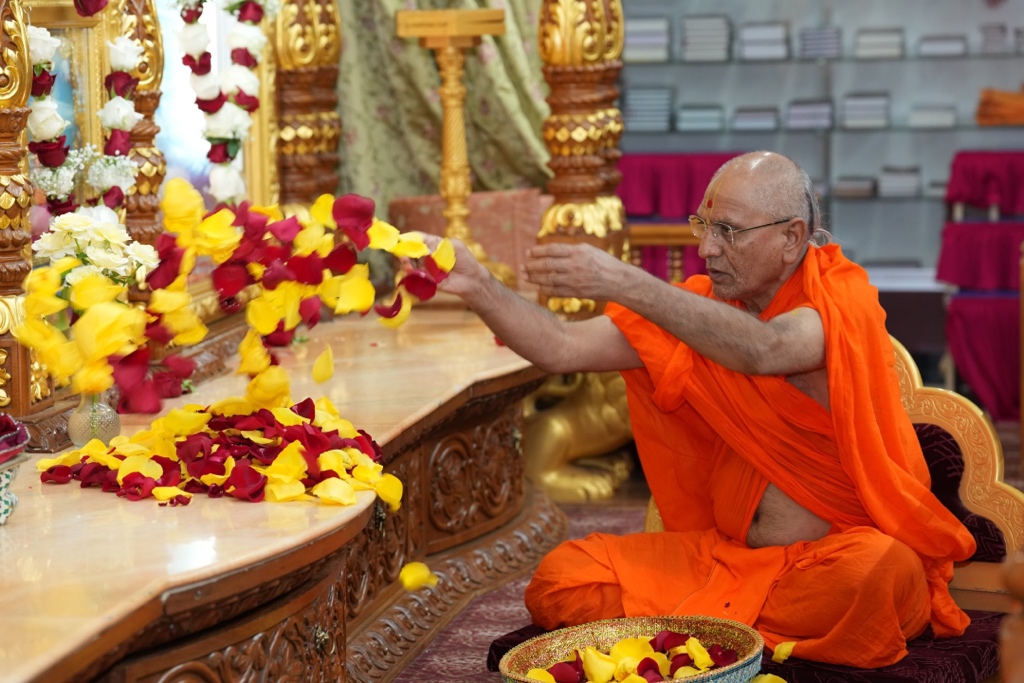 SGadiNewJersey's tweet photo. Acharya Shree Jitendriyapriyadasji Swamiji Maharaj performs the 21st Patotsav Vidhi at Shree Swaminarayan Temple - Secaucus, NJ
#AcharyaSwamijiMaharaj #Swamiji #Bapa
#Patotsav #SecaucusTemple #NewJerseyMandir #SGadiNorthAmerica #NorthAmericaVicharan https://t.co/n9g4iPwesL