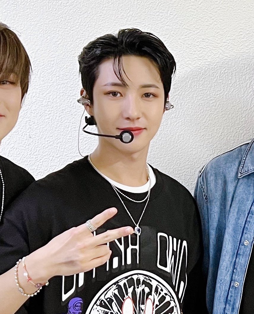 renjun with this hairstyle >>>>

in blonde                                    in black