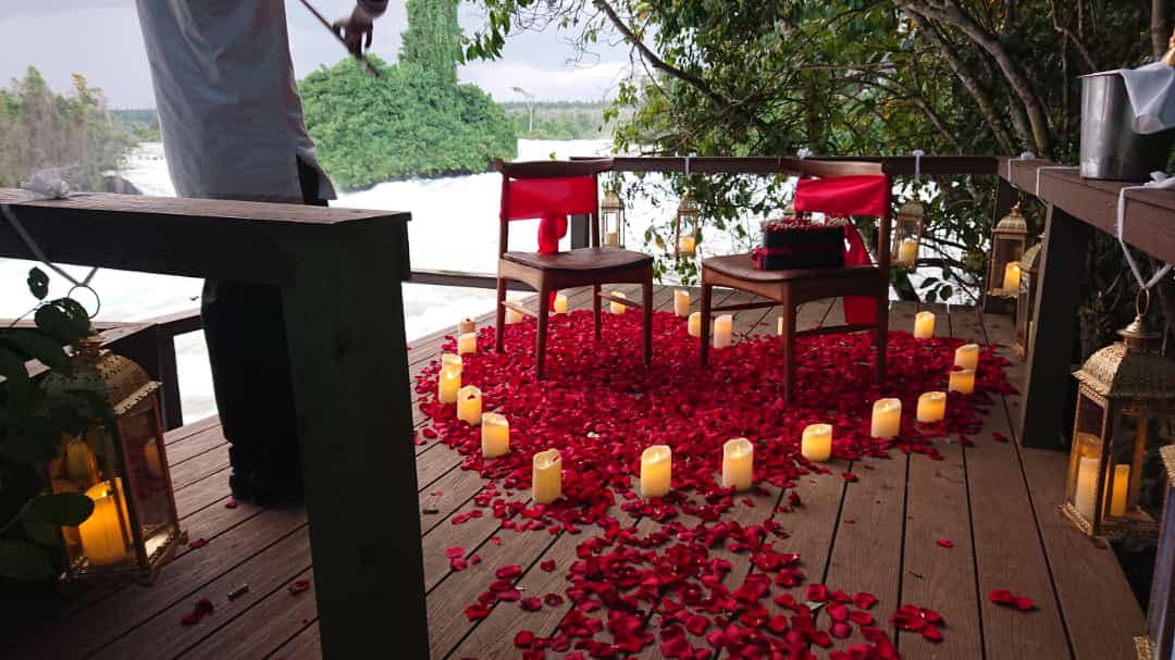 WildwatersLodge's tweet photo. Romance is always in the air at Lemala Wildwaters Lodge! Relax and unwind and enjoy quality time with your loved one. Enjoy romantic meals, spa treatments and the most beautiful and unique setting imaginable. 🍾🥂🌅💕#romanticgetaway #uniquedestination https://t.co/wg1IKIwZSa