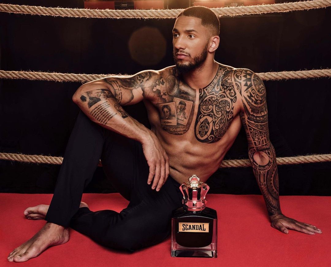 Digital_Playas's tweet photo. #BeScandal - deuxième volet de notre campagne avec @JPGaultier 📸

La vie est un match de boxe, peu importe le ring. Affronter ses peurs, les défier et les mettre KO est un acte quotidien 🥊

feat. @TonyYoka , @BrokyBrawks &amp; Saam Nas https://t.co/knXAgghP29