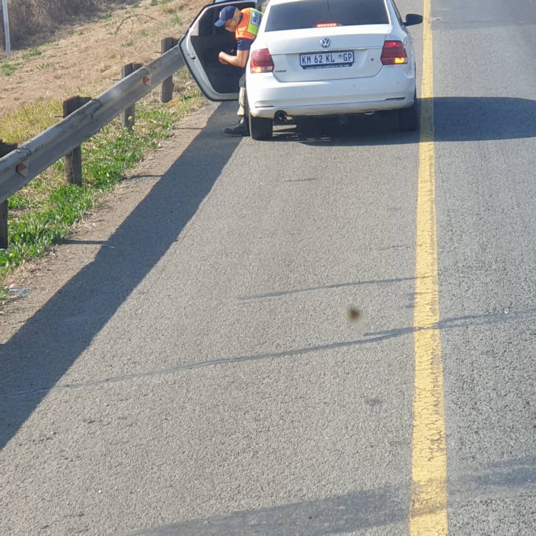 Abramjee's tweet photo. BOLO: Fake Metro Police cops operating on the N3 and N12 -pulling trucks over to hijack them. Drivers must immediately press their panic alarm and inform their controllers when encountered by these men. https://t.co/nkiAMqvbkc