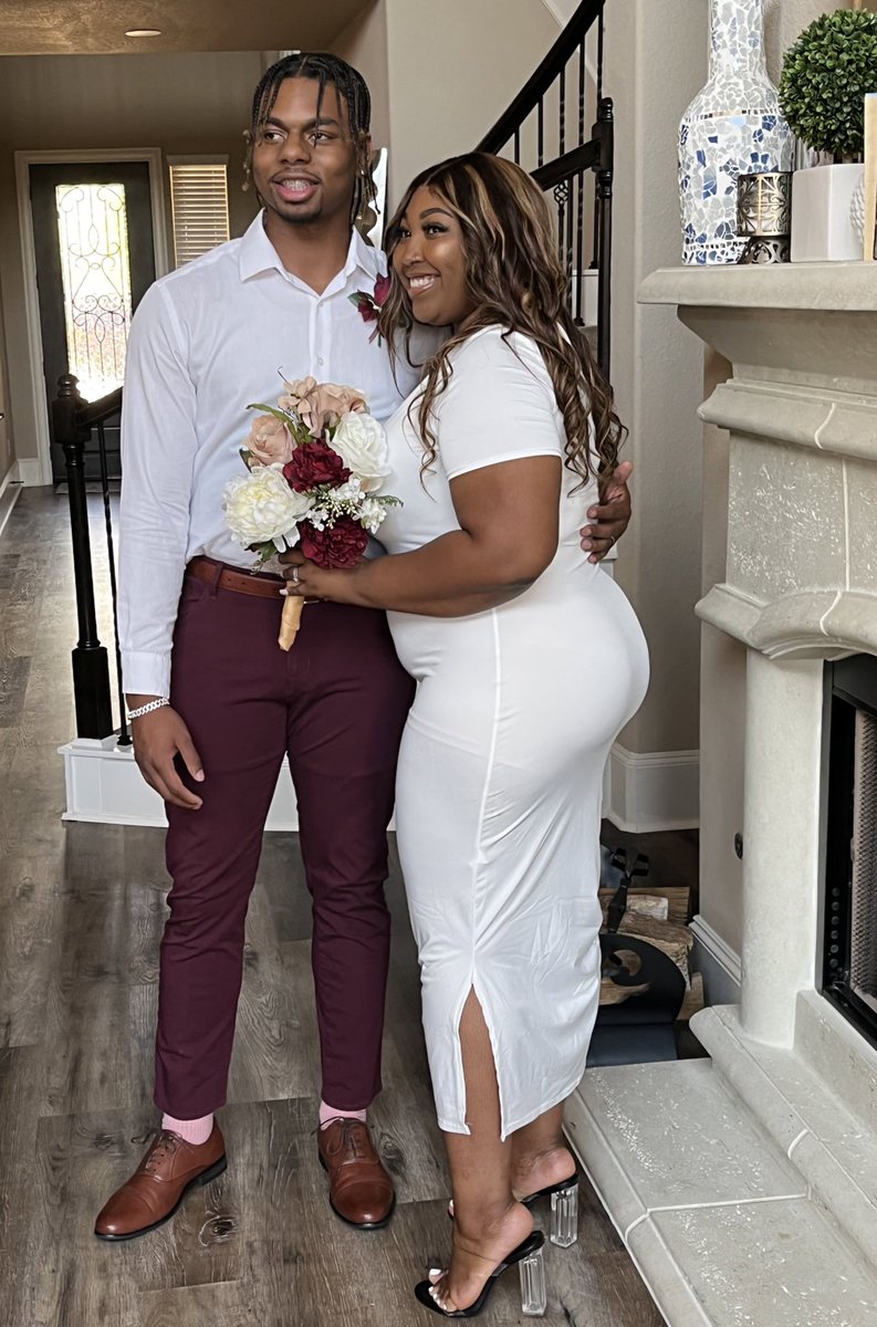 deveinia's tweet photo. Life update: I’s Married now 🥰  Wedding still in January 💃🏾💃🏾 07.20.22💍💍 https://t.co/eaiRaosCnK