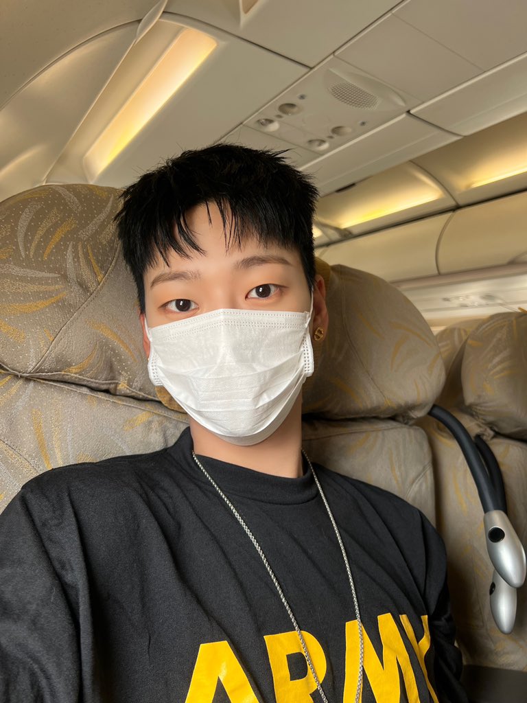 1201SEOKHWA's tweet photo. dahil masaya ako today kasi finally nagpa black hair na ulit si seokhwa,, 50 pesos giveaway!! 🥳 

just rt and reply his latest selfie/airport previews/ss ng vlive nila basta black hair  na latest + "seokhwa black hair pogi 🖤💛" 

ends after 24 hrs 🖤 https://t.co/Ul01yw934y