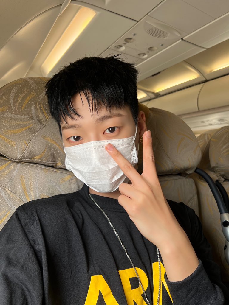 1201SEOKHWA's tweet photo. dahil masaya ako today kasi finally nagpa black hair na ulit si seokhwa,, 50 pesos giveaway!! 🥳 

just rt and reply his latest selfie/airport previews/ss ng vlive nila basta black hair  na latest + "seokhwa black hair pogi 🖤💛" 

ends after 24 hrs 🖤 https://t.co/Ul01yw934y