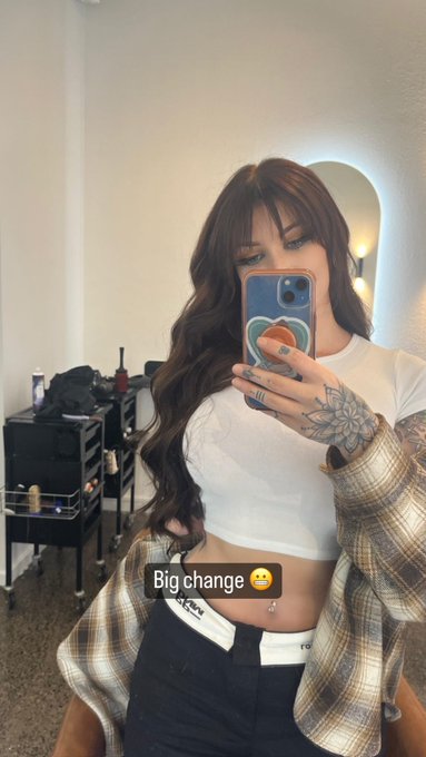 Who is she 👉👈 https://t.co/4wWuSBBEt1