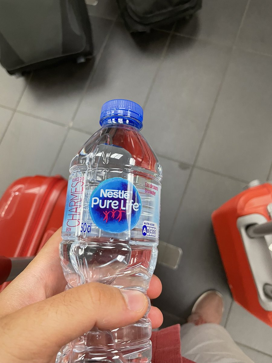 sncfhateaccount's tweet photo. RATP, je suis parfois méchant avec toi mais cette distribution d’eau à Châtelet, c’est vraiment agréable et gentil :) @ClientsRATP https://t.co/4X3Fjs5AR1