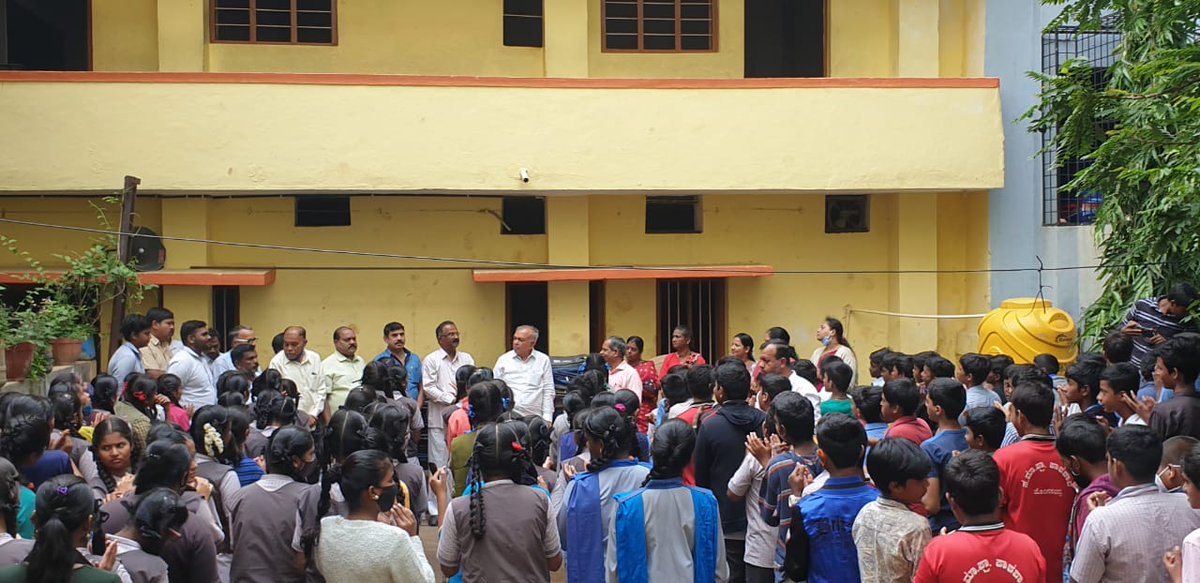 BNMREDDY's tweet photo. ಬಿಟಿಎಂ ವಿಧಾನಸಭಾ ಕ್ಷೇತ್ರದ ಮಡಿವಾಳ ವಾರ್ಡಿನ ಮಾರುತಿನಗರದಲ್ಲಿರುವ ಪದ್ಮಾವತಿ ಶಾಲೆಯ ಮಕ್ಕಳಿಗೆ ಕೆಪಿಸಿಸಿ ಕಾರ್ಯಾಧ್ಯಕ್ಷರು ಹಾಗು ಬಿಟಿಎಂ ಶಾಸಕರಾದ ಶ್ರೀ ರಾಮಲಿಂಗಾ ರೆಡ್ಡಿ ಅವರೊಂದಿಗೆ ಶಾಲಾ ಬ್ಯಾಗುಗಳನ್ನು ವಿತರಿಸಲಾಯಿತು.
#BNMR #Madivala #MadivalaWard #BTMLayout #INC #INCIndia #TeamBNMR #RLR #DevelopmentWorks https://t.co/m8HyHV3XE3