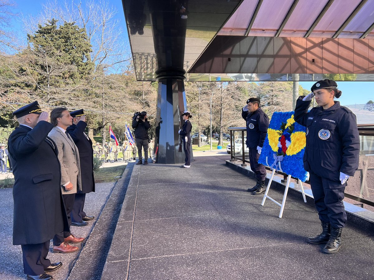 LuisLacallePou's tweet photo. En el acto de conmemoración del Día de los Mártires de la Aviación Militar. https://t.co/lyhbLfo8MI