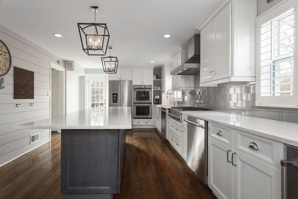 SolidRemodeling's tweet photo. Executive Chef's Kitchen Remodeling in Alexandria, VA

#Virginia #chefkitchen #farmhousesink #glassbacksplash #glasscabinets #graycabinet #hardwood #industrialfaucet #modernfarmhouse #paintedshiplapwall #rusticchandelier #whitecabinet #whitekitchen #winecooler #cambriacountertop https://t.co/iBQQvNI3wP