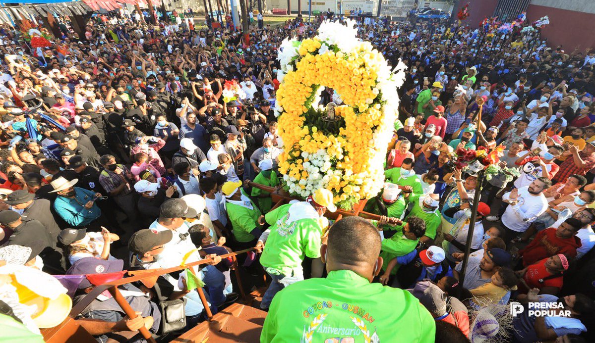 PrensaPopulr's tweet photo. #Fotos📸| La venerada imagen de Santo Domingo de Guzmán junto a miles de fieles, se dirigen rumbo a Las Sierritas para despedir al santo patrono de #Managua, con mucho amor, alegría, fé y fervor. 🇳🇮✊🏻🎶🎊👨‍👩‍👧‍👦

¡Viva Santo Domingo de Guzmán! 🎊

#VivaMinguito2022
#Nicaragua https://t.co/XcF8THbnAM