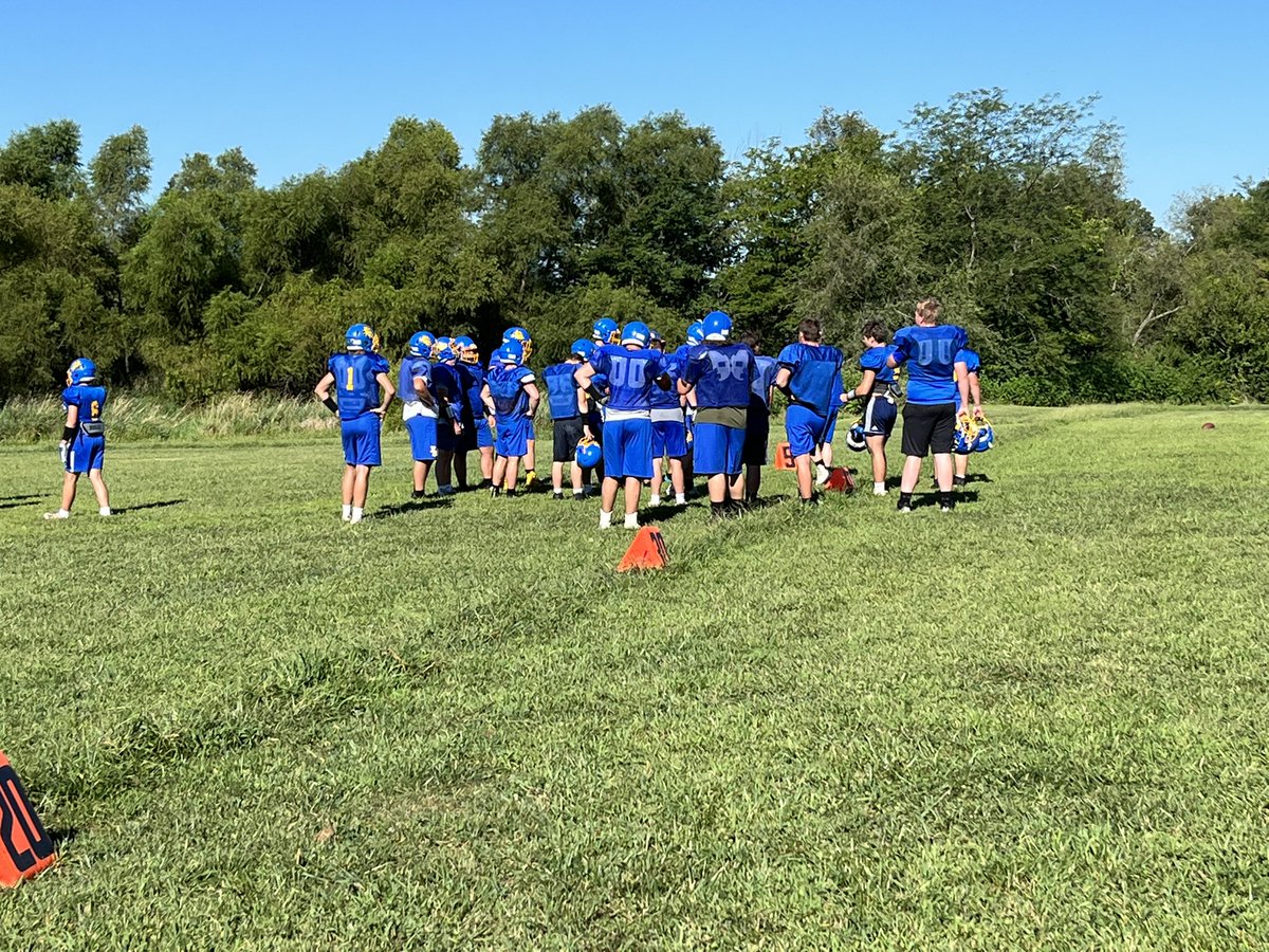 TommyMWSU's tweet image. It’s not #Chiefs camp, but I’m at the practice of another title contender - East Buchanan 🏈

The defending Class 1 champs are ready to prove themselves again with 10 starters back on defense &amp;amp; all state RB @TrevorKlein20 in the backfield.

Preview later @StJosephPost &amp;amp; @680KFEQ!
