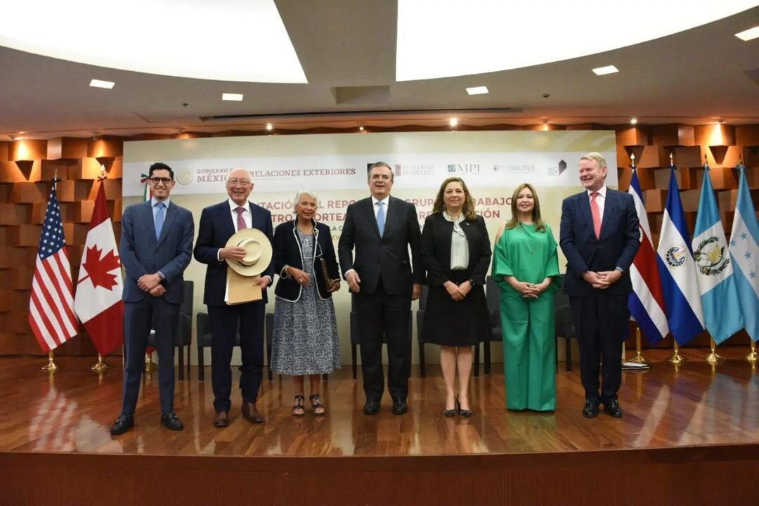 r_velascoa's tweet photo. 1. 🇲🇽 tiene una clara política migratoria que, en línea con el Pacto Mundial para la Migración, busca flujos ordenados, seguros y regulares en las Américas y a nivel global.

Coincidimos y trabajamos junto a @UNmigration, @MigrationPolicy y @elcolmex, entre otros, en la materia. https://t.co/nCw1Iv1oPm