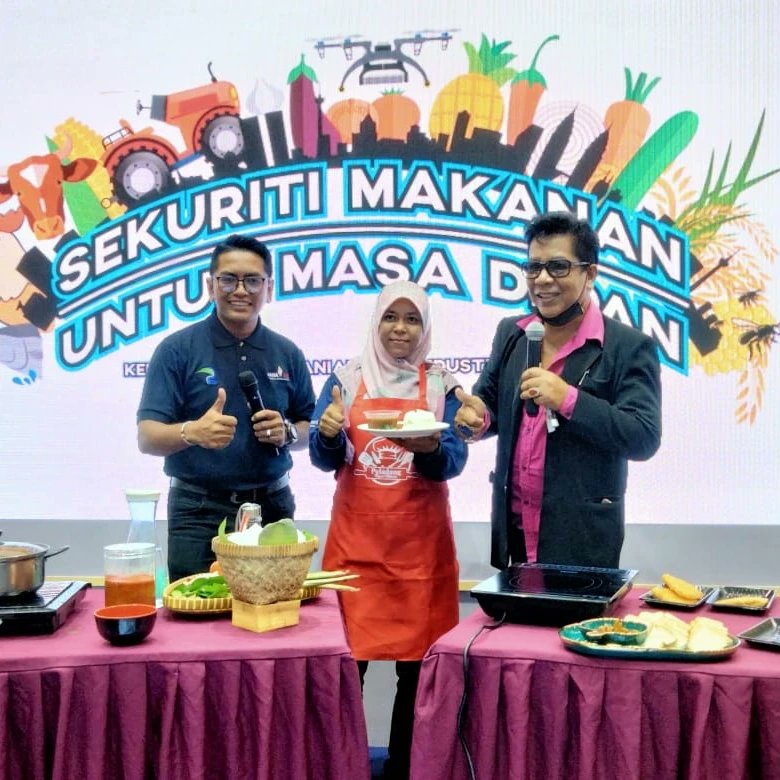 MelakaLpp's tweet photo. 1️⃣0️⃣✅️0️⃣8️⃣✅️2️⃣0️⃣2️⃣2️⃣
LPP Negeri Melaka telah menjayakan program demo dan ujirasa masakan di booth LPP sempena MAHA 2022.
Kunjung hormat Dato' Pengerusi LPP ke Pavilion Melaka. https://t.co/cfog09n9zp