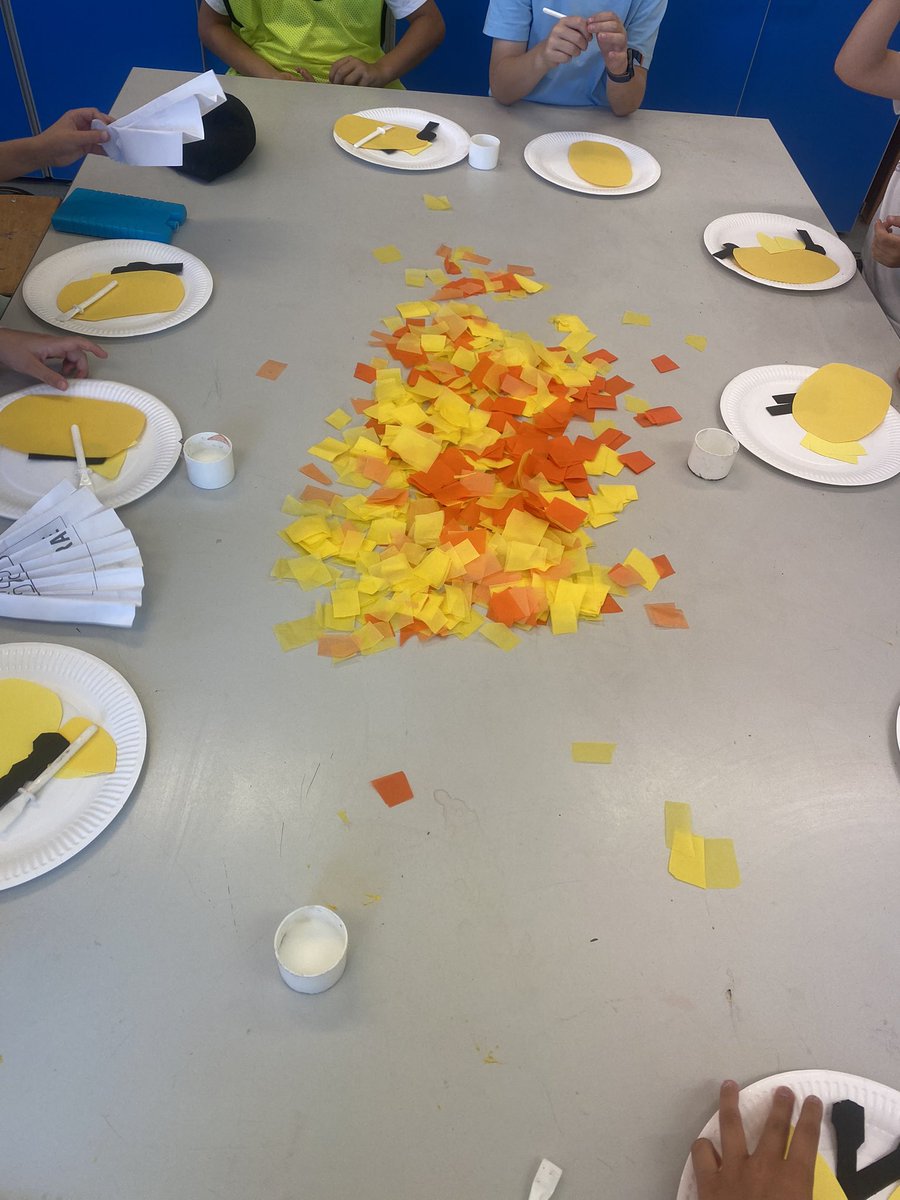 MissTaylor02okt's tweet photo. Today we made deco patch giraffes to continue looking at our safari theme. #safari #holidayclub #art https://t.co/Txk0E1xaBp