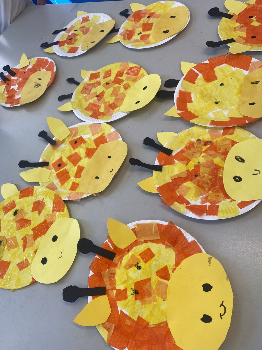 MissTaylor02okt's tweet photo. Today we made deco patch giraffes to continue looking at our safari theme. #safari #holidayclub #art https://t.co/Txk0E1xaBp