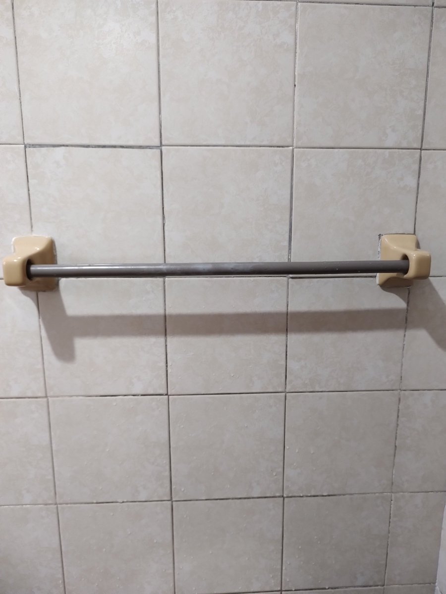 NPH_Ninja's tweet photo. @iberethenorio finalmente fiz algo do @manualdomundo , amolecer PVC com água quente, consegui encaixar ali sem problema nenhum, o suporte de toalha antigo tinha quebrado. https://t.co/33Mju72gCU