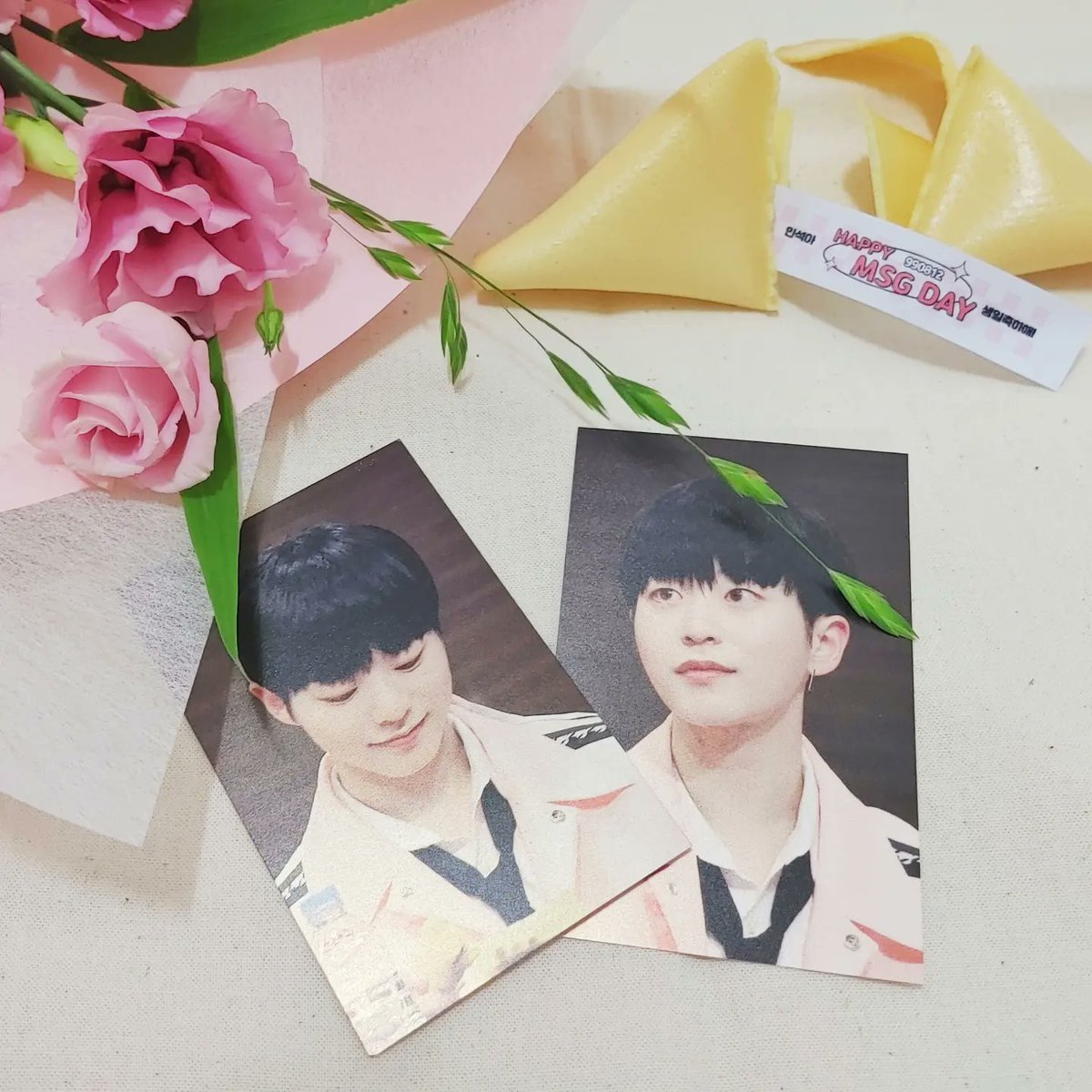 LoveAsUrName's tweet photo. 𝗛𝗔𝗣𝗣𝗬 𝗠𝗦𝗚 𝗗𝗔𝗬

*

나눔하는 꽃과 특전의 사진을 공개합니다!
리시안셔스💐 그리고 포춘쿠키🥠

📅 2022.08.11(목) ~ 2022.08.13(토)
📍 꽃향기속으로

#김민석 #민서기
#올해도_나의여름_민서기와 https://t.co/leRzFv1d7J