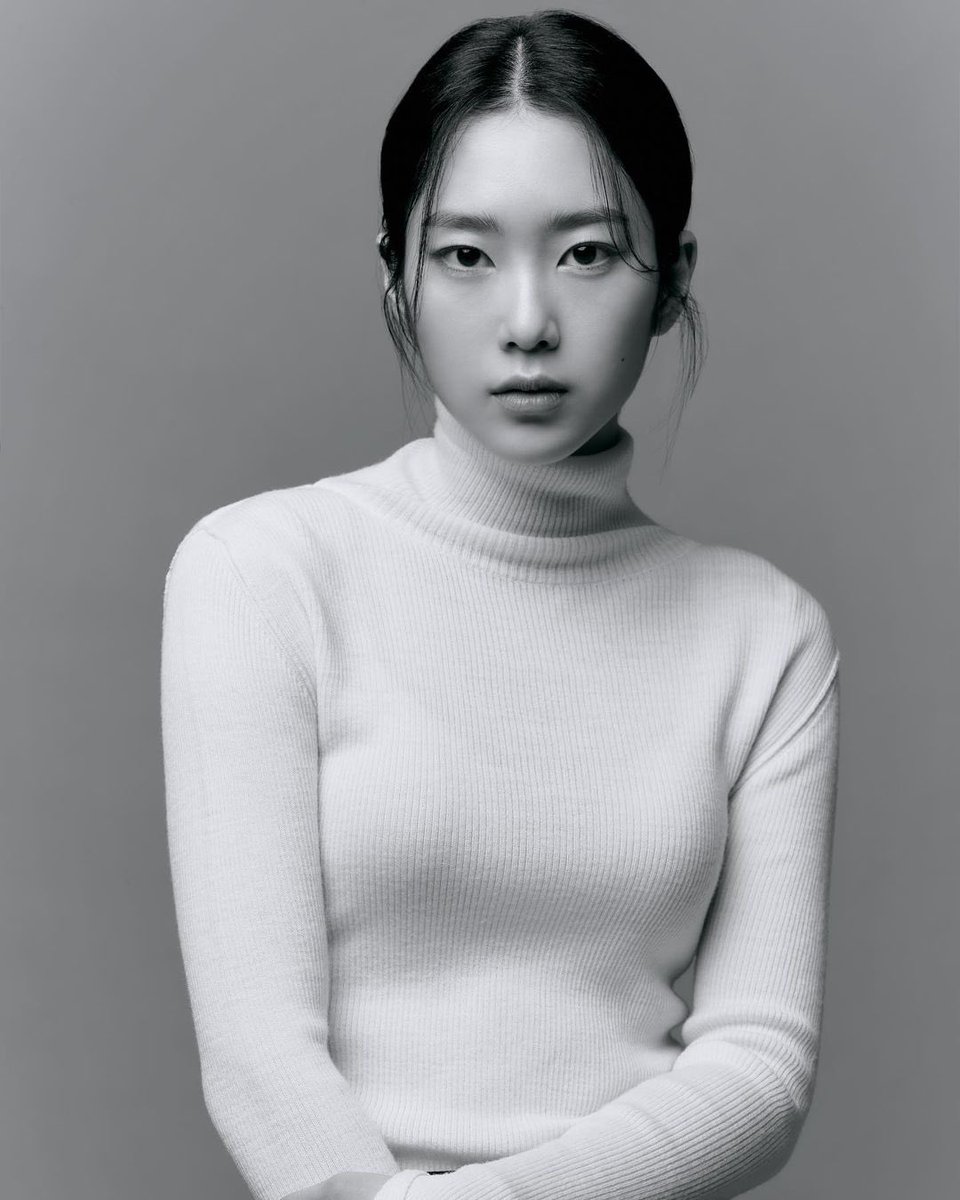 undorphin's tweet photo. New. 📸 I believe there are hundred ways to celebrate a fresh start; mine is taking new portraits in a bnw filter [Sajangnim said it’s cooler!] https://t.co/f2WTlJ0tom