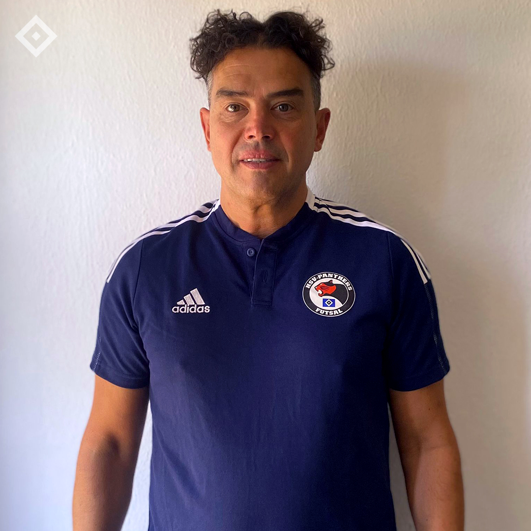 hsv_ev's tweet photo. 🗣️ #vanGerven: "Wir sind auf einem sehr guten Weg" 🔷

Knapp vier Wochen vor dem Start der Futsal-#Bundesliga spricht der neue Cheftrainer der #HSV-Panthers über die Saisonvorbereitung und gibt einen Ausblick auf die kommende Spielzeit ➡ https://t.co/377GBBWxCS 📲🔷

#nurderHSV https://t.co/7UJxbBLKw1