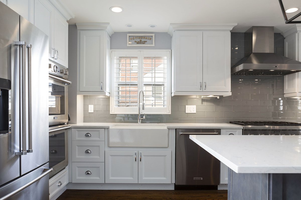 SolidRemodeling's tweet photo. Executive Chef's Kitchen Remodeling in Alexandria, VA

#Virginia #chefkitchen #farmhousesink #glassbacksplash #glasscabinets #graycabinet #hardwood #industrialfaucet #modernfarmhouse #paintedshiplapwall #rusticchandelier #whitecabinet #whitekitchen #winecooler #cambriacountertop https://t.co/iBQQvNI3wP