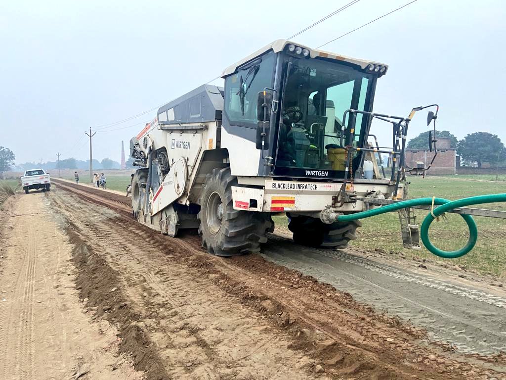 "प्राकृतिक खनिजों को दोहन से बचाने के लिए गन्ना विकास विभाग की अनूठी पहल, पुरानी सड़कों से उपलब्ध सामग्री के प्रयोग से ही बनाई जाएगी नई सड़कें, सड़क निर्माण हेतु तकनीक FDR के प्रस्तुतीकरण आयोजित"
#upcane #gannavibhagkisadak 
<a href="/UPGovt/">Government of UP</a> <a href="/CMOfficeUP/">CM Office, GoUP</a> <a href="/InfoDeptUP/">Information and Public Relations Department, UP</a>