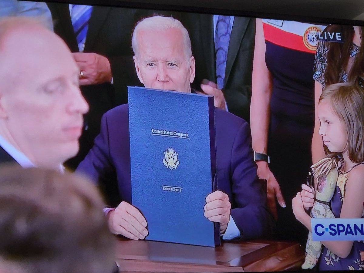 CivilianExposed's tweet photo. #POTUS signs the #pactact #burnpits #lejeunewater #civilianexposure https://t.co/Trsy4xSI7O