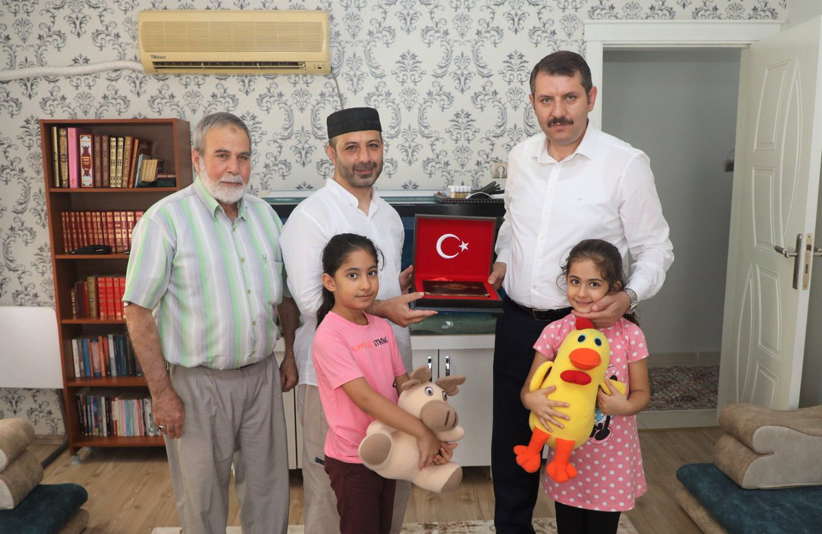 valisalihayhan's tweet photo. "Allah tarafından kabul edilmiş haccın karşılığı ancak cennettir."

Hac vazifesini tamamlayarak kutsal topraklardan dönen hacılarımızı ziyaret edip, hayır dualarını aldık.

Cenab-ı Hak, hacı olmayı nasip eden hemşehrimize hacı kalmayı da nasip etsin İnşâAllah. https://t.co/OIAuiqkzYk
