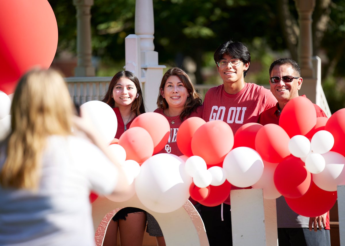 UofOklahoma's tweet image. It's day ✌️ of #OUMoveIn22! 

Welcome to campus, students! We're thrilled to have you and your families here to begin your OU journey!
