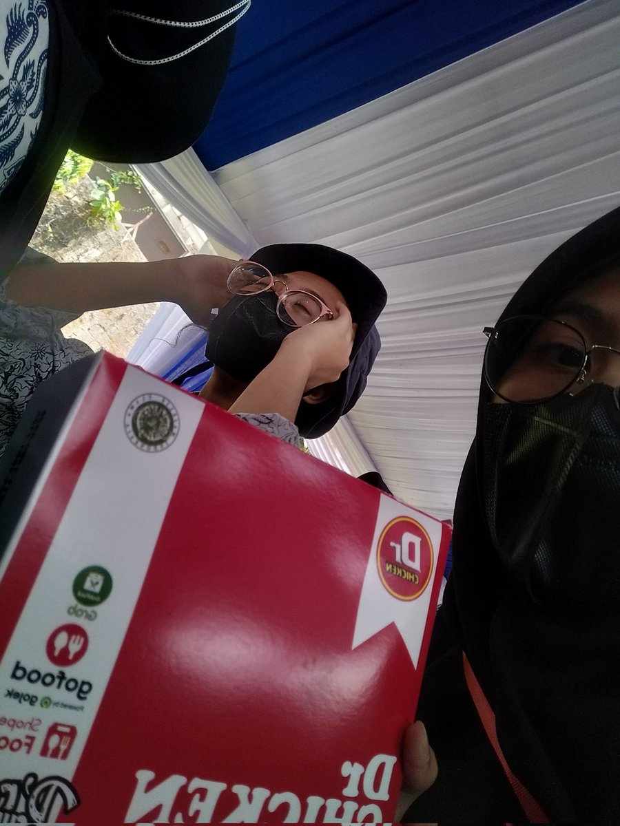 renaajeu's tweet photo. yuhuuu kita dapet makanan nii, jadi perut tetap aman dan semangat tetap terjaga pas ngikutin rangkaian acara MPKMB 59 SV IPB🤩✨

#VOKASIIMPACT 
#MPKMB59SVIPB https://t.co/GF8erpKWI3