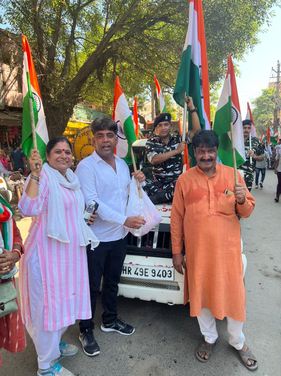 27BNCRPF's tweet photo. 27Bn ,CRPF  organised a Vishal Padyatra with Bharatiya sanskriti prachar samiti and   K.V School Narela to Ram Mandir Narela to celebrate Azadi ka Amrit Mahotsav under Har ghar Tiranga campaign to mark India's 75 years of Independence u/s  of Sh. Jitendra singh yadav ,Comdt https://t.co/NPmWEniC5y