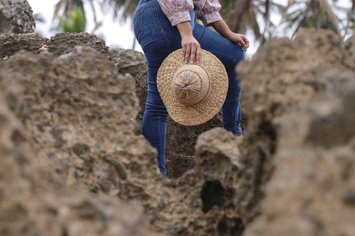 🌞👒 El verano, la playa y uno de nuestros sombreros hechos en lilas, la mejor combinación. #ManosDominicanas #HechoEnRD #Supérate