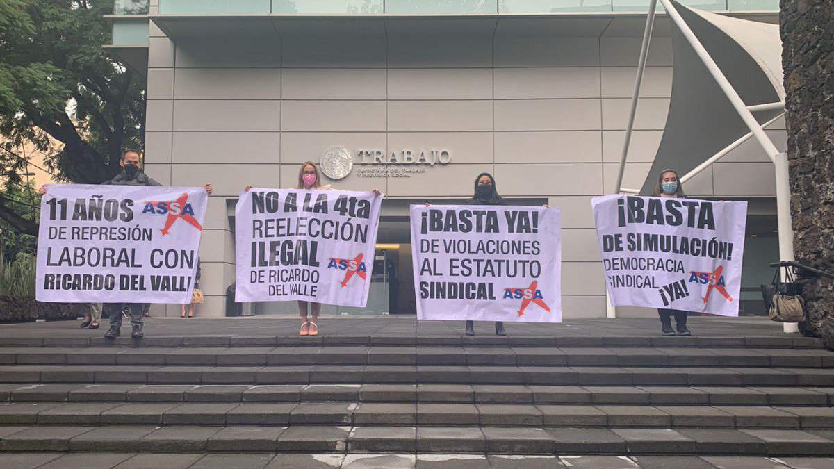 UnaVozMx's tweet photo. ¡Esta mañana nos manifestamos a las afueras de la @STPS_mx para decir #BastaDeSimulación! Exigimos la presencia de las autoridades en el próximo proceso electoral de la #ASSA. ¡No a la 4ta reelección ilegal de #RicardoDelValle, #DemocraciaSindicalYa! #UnaVozTodasLasVoces https://t.co/9XdNVku202