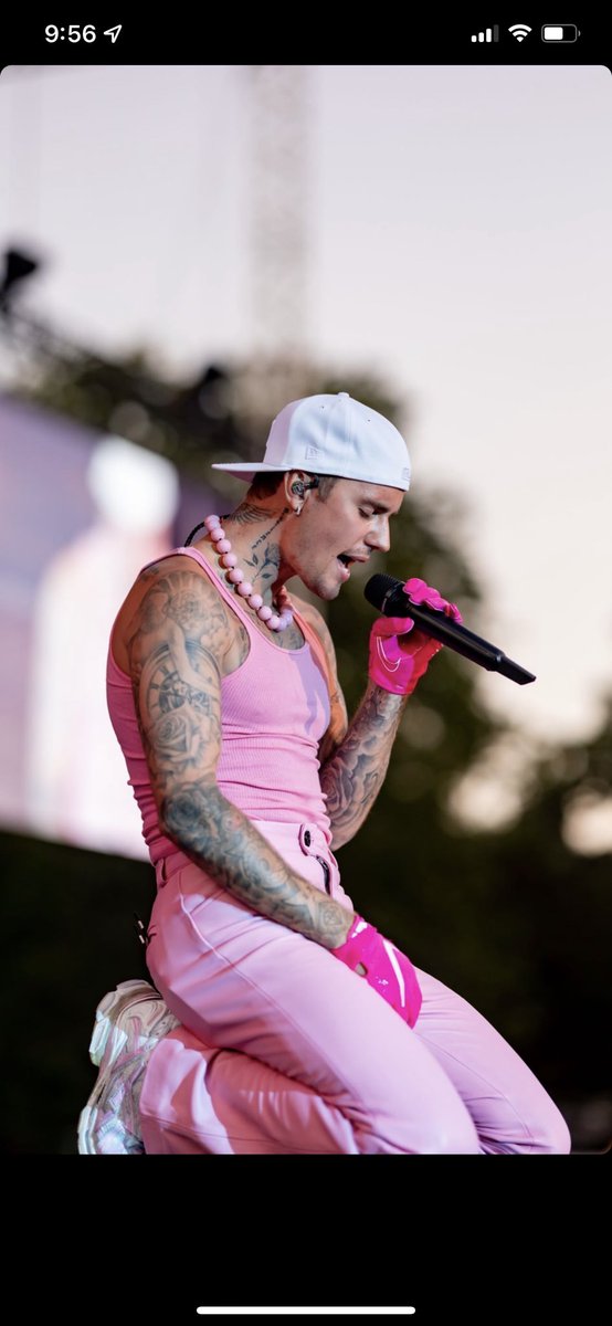 daniellanmedina's tweet photo. Justin Bieber in pink https://t.co/n0V8QU6PJU