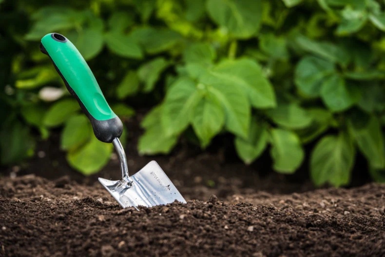 Compost and soil amendment are often used interchangeably, but they are different. 

Click here to read the full article: bit.ly/3cD2wuX

#composttips #garbageisoptional #foodwasterevolution