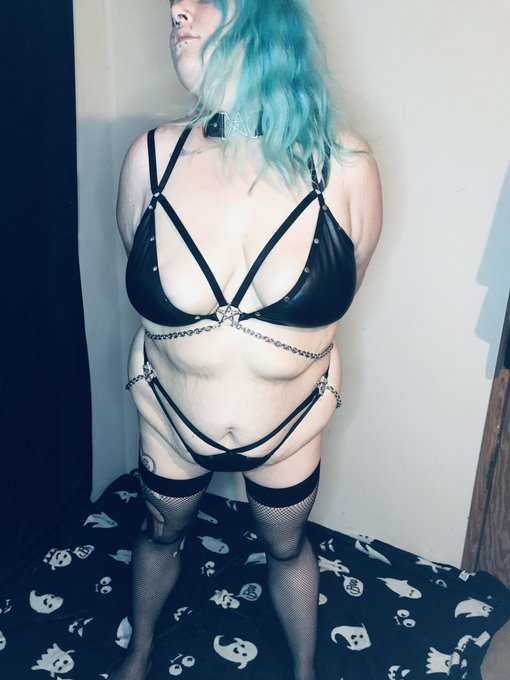 Hii 🥺 what would you do if I was your goth gf? https://t.co/iytELWDUOG