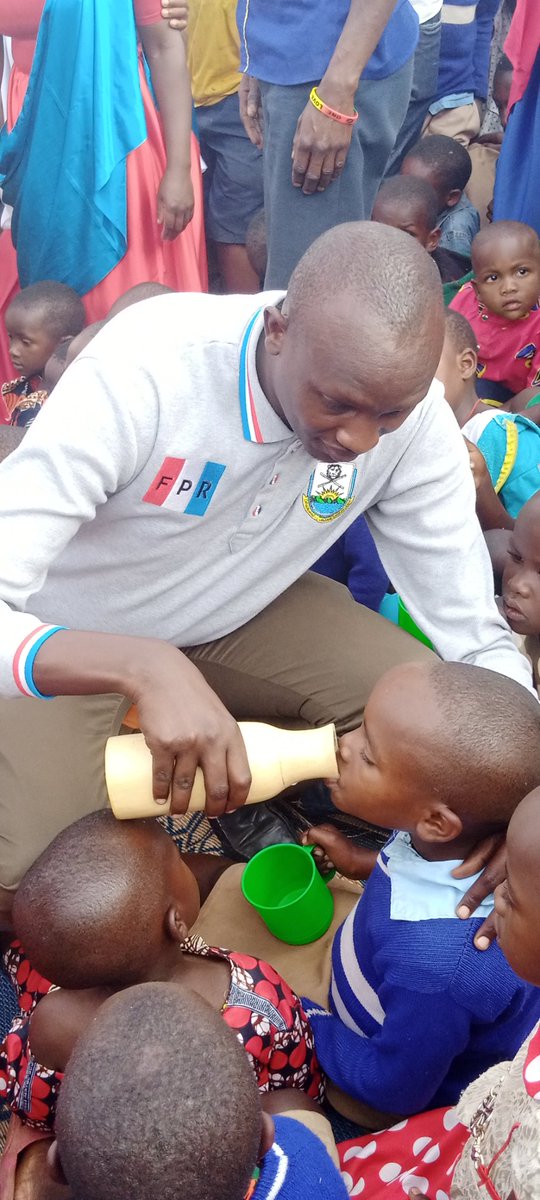 gicumbi_rpf's tweet photo. Mu rwego rwo kurwanya imirire mibi, abanyamuryango ba @rpfinkotanyi  bo mu Murenge wa Rushaki @GicumbiDistrict  bahaye abana amata.@gatjmv @NyirarugeroD @HarelimanaAK @NzabonimpaEmmy @parfaiteuwera  @CKNtihabose @UrugagaI @GicumbiN https://t.co/krBZIF5VJc