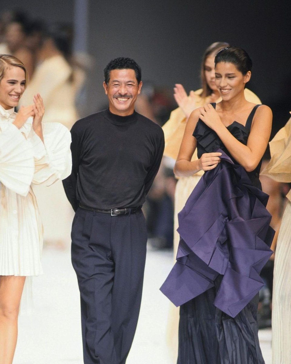 RevistaSOONCol's tweet photo. Maestro de los pliegues El #mundodelamoda ha perdido a una de sus leyendas.  El modisto japonés #IsseyMiyake murió los 84 años. Sus piezas eran con influencias de las #bellasartes, incluidas #técnicasdeorgani, #plisados, #Telasmodernas y formas escultóricas. 
📸: GettingImage https://t.co/P4vECLEE5r