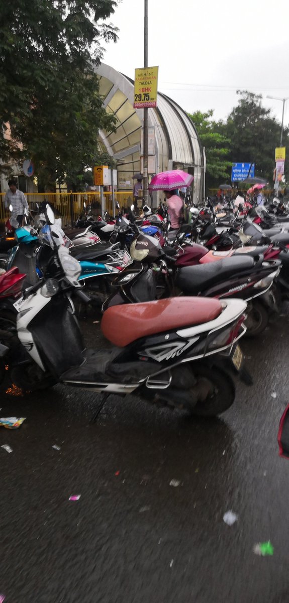 Rocky2161's tweet photo. Respected Authorities

@CIDCO_Ltd @DrSanMukherji
Outside khandeshwr sttn no space for parking and peppl park vehicle on road itself.
This is causing lot of traffic iss..

Make place for vehicl users at sttn premises. 
#khandeshwar 

cc @navimumbaicv https://t.co/0jtju2dGVo