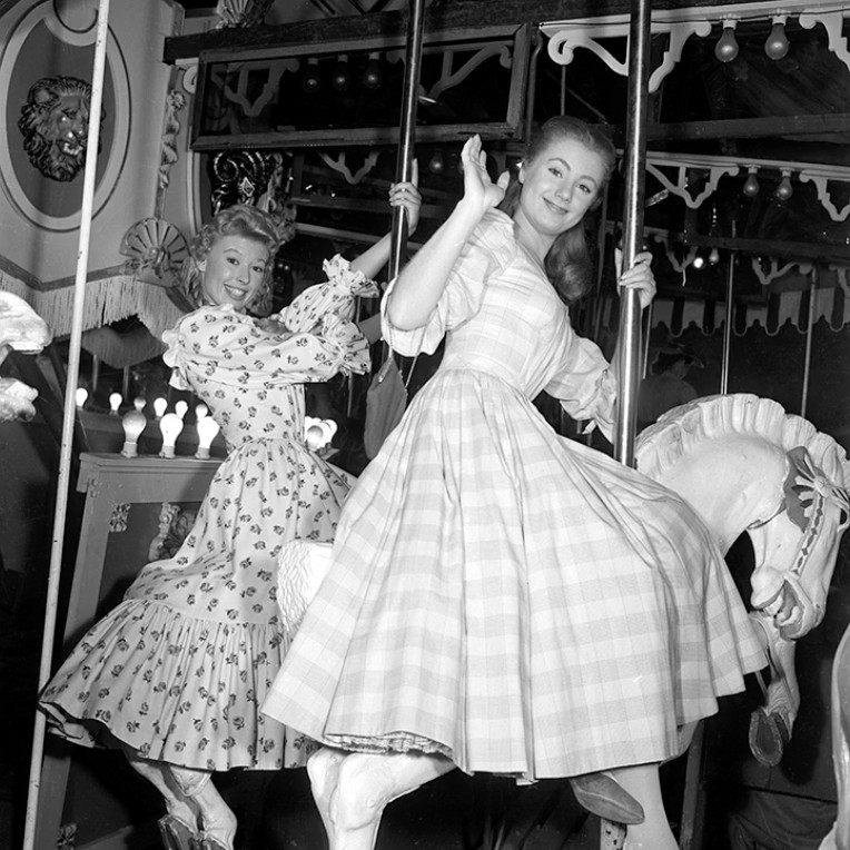 CarouselMusical's tweet photo. On this day in 1955, the crew from 20th Century Fox arrived in Boothbay Harbor, Maine to begin preproduction work on @RnH_Org's Carousel! Here are some of our favorite behind-the-scenes shots from set. 💙 🎠
Watch the 1956 film here: https://t.co/SEPkIbTYej #CarouselMusical https://t.co/Ky5nNqJwSp