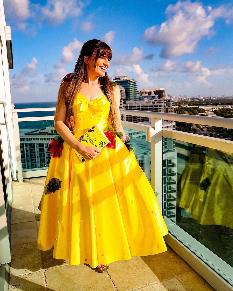 heyitscarlyrae's tweet photo. The UnHoneymooners Book Dress!💛🦜📖👗 

The cover of The Unhoneymooners by @ChristinaLauren is the inspiration behind this book dress from the amazing @JFkillsdarlings 🤩 From the flowers to the yellow color to the beautiful bow this book dress is another for books! #books https://t.co/mnA7BtSvGh