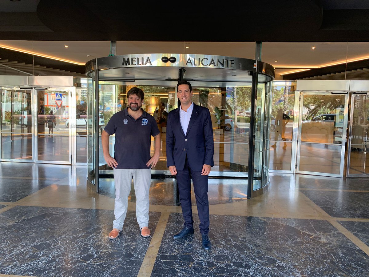 Meliá Alicante con el deporte.Hoy hemos firmado un convenio de colaboración con el equipo <a href="/AkraAlicanteRug/">Akra Alicante Rugby</a>. Seguimos apoyando el deporte local.En la imagen Manuel Cano,Presidente del Club y Ángel Rodríguez, Director General de Meliá Alicante #MeliaAlicante #MeliaSpain