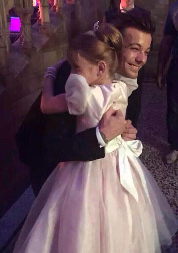 ⏪ | Hoy, hace 7 años (10 de Agosto del 2015), <a href="/Louis_Tomlinson/">Louis Tomlinson</a> fue el anfitrión, junto a su madre Johannah, del evento caritativo "Believe in Magic Cinderella Ball" 💙

Al evento acudió también <a href="/LiamPayne/">Liam</a>, que acabó con la cara muy cambiada 🐯😍