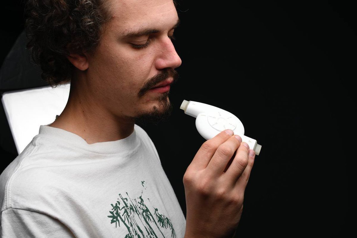 OumuaTrainer's tweet photo. 👉Oumua is the first hardware X Web3 company. 

Oumua makes smart breathing trainers paired with a Web3 DApp that allows users to receive stunning returns on the most basic activity — #breathing.😮‍💨

📢Visit Oumua to start making money on breathing!

#Breathe2Earn #Oumua https://t.co/tolsXIW0r6