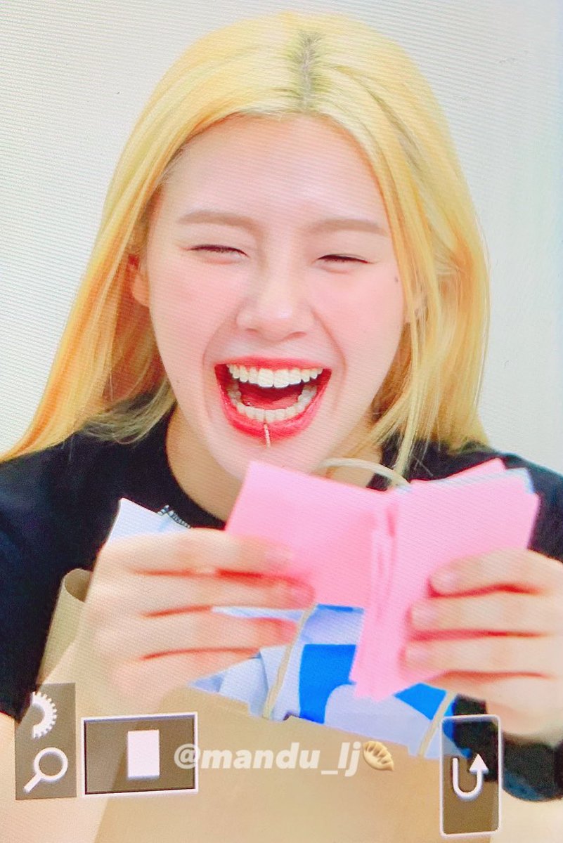 mandu_lj's tweet photo. 220810 pre #리정 #leejung 
팬분이 앞에 칭찬 막 써놓다가
마지막에 본론 나온게 넘 웃기대요 😂

하지만 호랑이는 못참지🥸 https://t.co/97ym5qfAbO