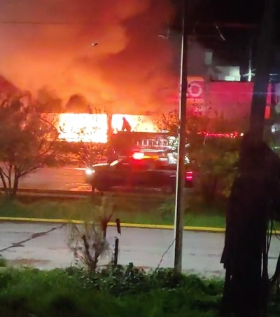 TuEnlaceLibre's tweet photo. Arden 2 tiendas #Oxxo en la madrugada del miércoles en #SanFranciscoDelRincón y #PurísimaDelRincón a menos de 4 km de distancia. 2 Sujetos fueron detenidos en moto quienes llevaban un contenedor con gasolina y un arma de fuego. Uno de ellos se encuentra hospitalizado. https://t.co/d6rWm1QALU