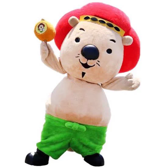 Fukumaru, the mascot of Ikeda City, is a god of wealth and fortune mixed with a wombat. 